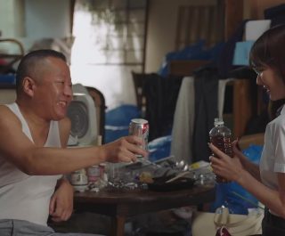 Thằng con chứng kiến bố XXX với cô giáo