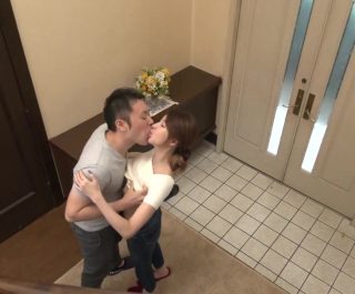 Vụng trộm với thằng con riêng của lão chồng già