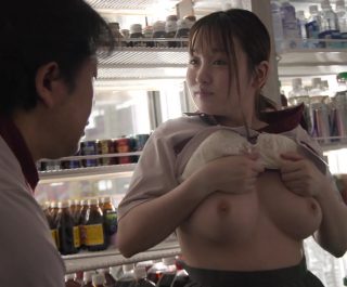 Dùng cặp vếu của em nhân viên để hút khách